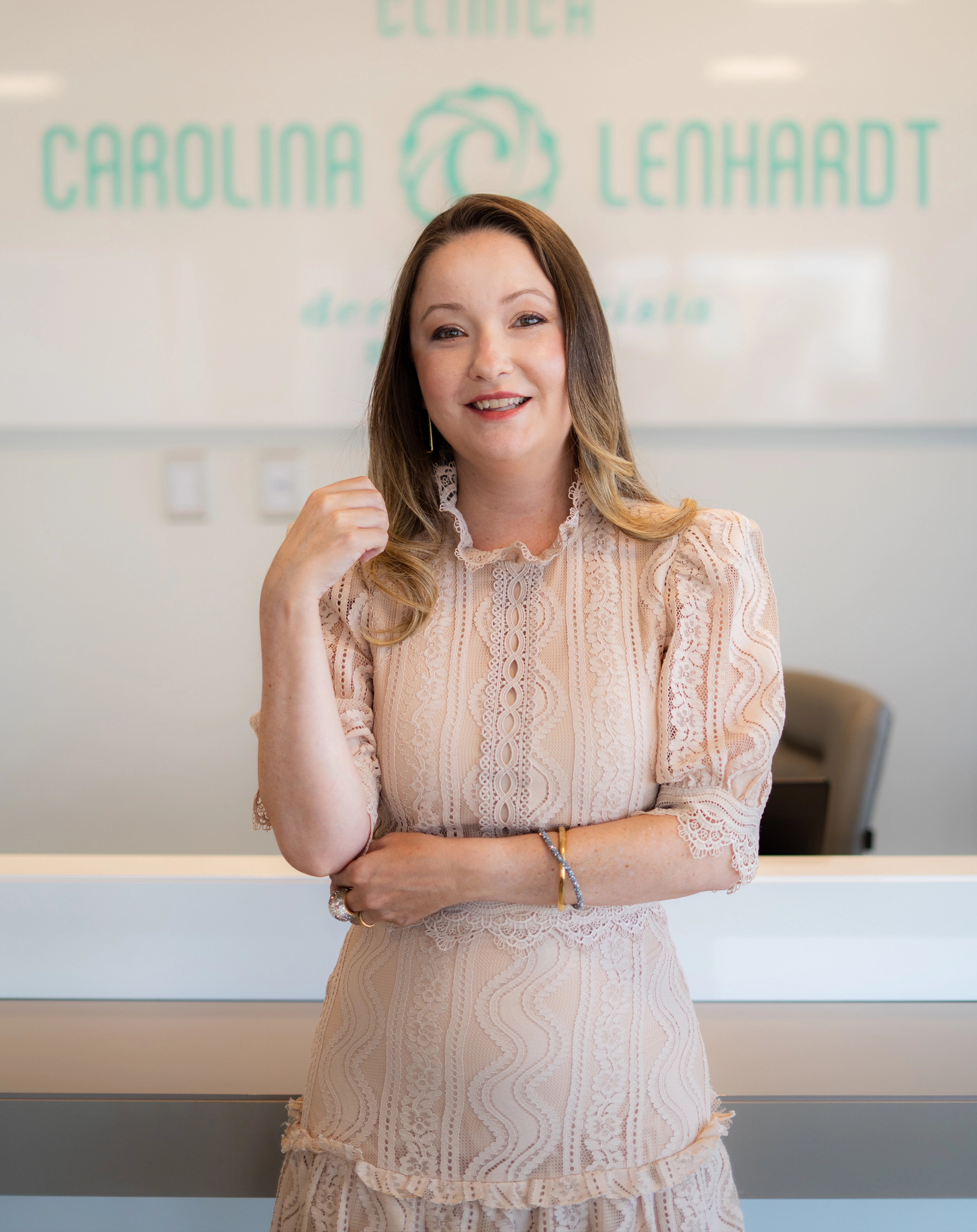 Dra. Carolina Lenhardt no consultório